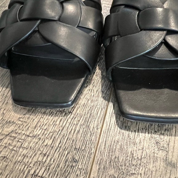 YSL Saint Laurent Tribute Sandals. - Picture 4 of 7